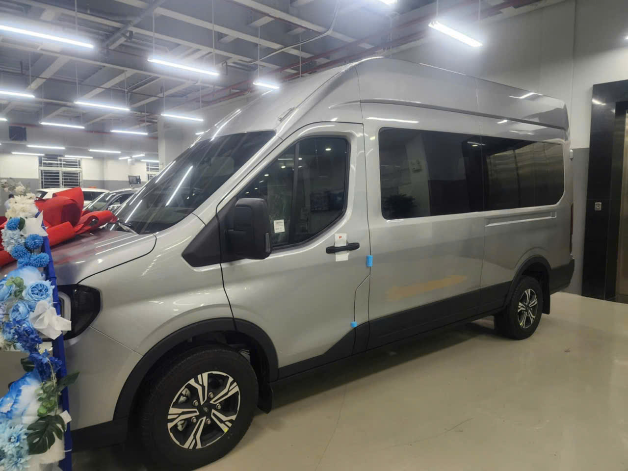 Thuê xe du lịch 16 chỗ Thuê xe du lịch 16 chỗ